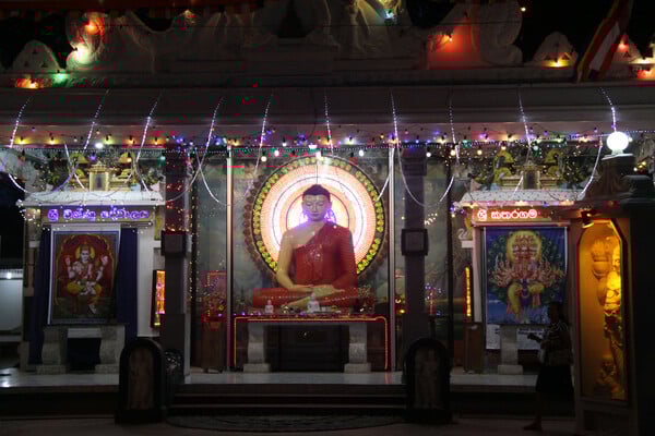 Βιώνοντας τα μυστήρια της Ανατολής στην ιερή Καταραγκάμα (Σρι Λάνκα)