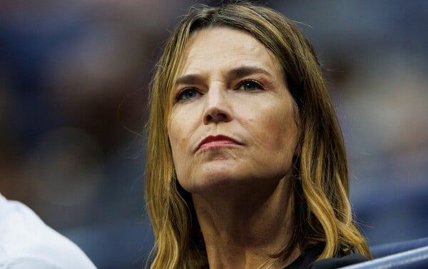 Savannah Guthrie: «Όποιος την κρατά θέλουμε να επικοινωνήσει» - Η έκκληση της παρουσιάστριας για την αγνοούμενη μητέρα της 