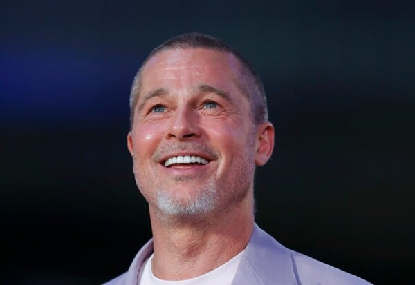 ΜΠΡΑΝΤ ΠΙΤ ΕΛΛΑΔΑ ΓΥΡΙΣΜΑΤΑ ΥΔΡΑ