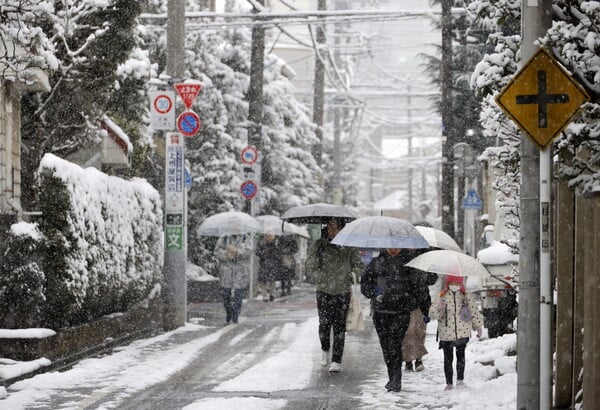 Ιαπωνία: Στις κάλπες η χώρα εν μέσω πολικού ψύχους 