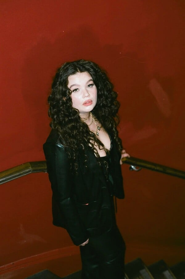 *Aν πέσω, θα ξαναβρώ το φως. Ακόμα κι αν με κάψει πάλι / από τον Πάνο Μιχαήλ