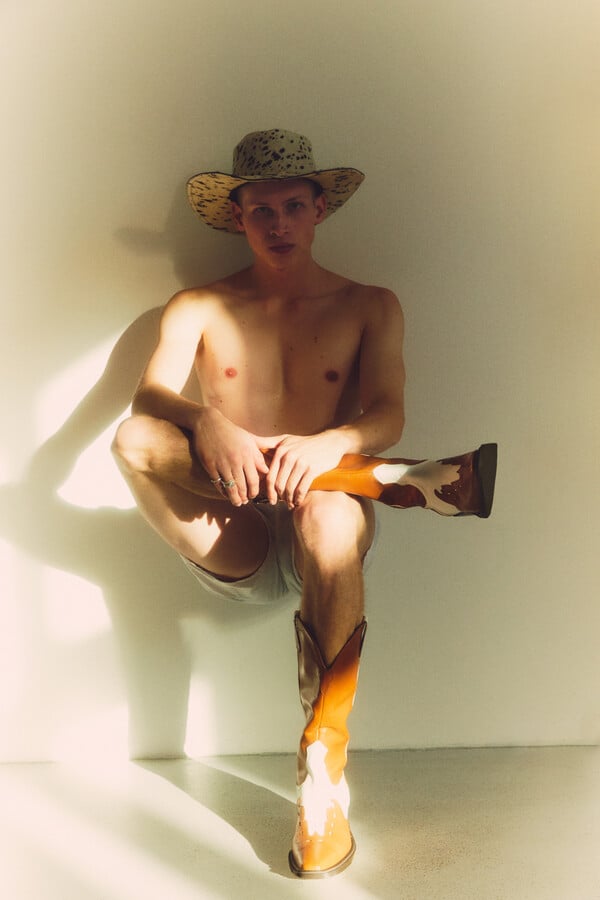 *Aν πέσω, θα ξαναβρώ το φως. Ακόμα κι αν με κάψει πάλι / από τον Πάνο Μιχαήλ