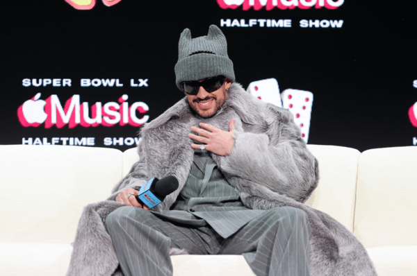 Super Bowl 2026: Οι καλλιτέχνες που θα τραγουδήσουν στη μεγάλη αθλητική βραδιά των ΗΠΑ