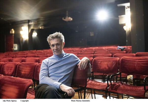 Αιμίλιος Χειλάκης: Αστυνομικοί διέκοψαν τη θεατρική παράσταση στην οποία πρωταγωνιστεί - Τι συνέβη 