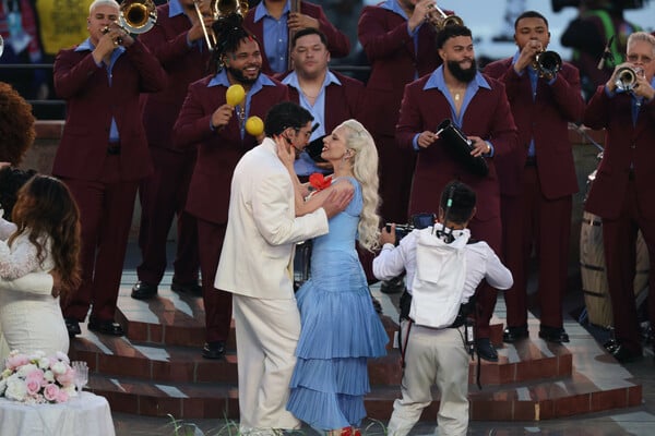 Super Bowl: Ο Bad Bunny ένωσε την Αμερική τραγουδώντας στα Ισπανικά