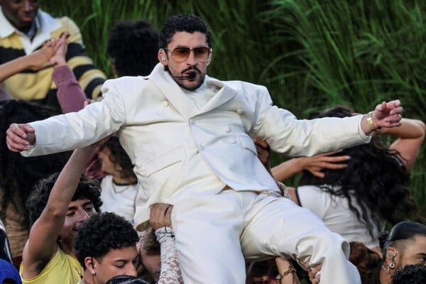 Ο Bad Bunny επέλεξε Zara outfit για το Super Bowl και όχι τυχαία