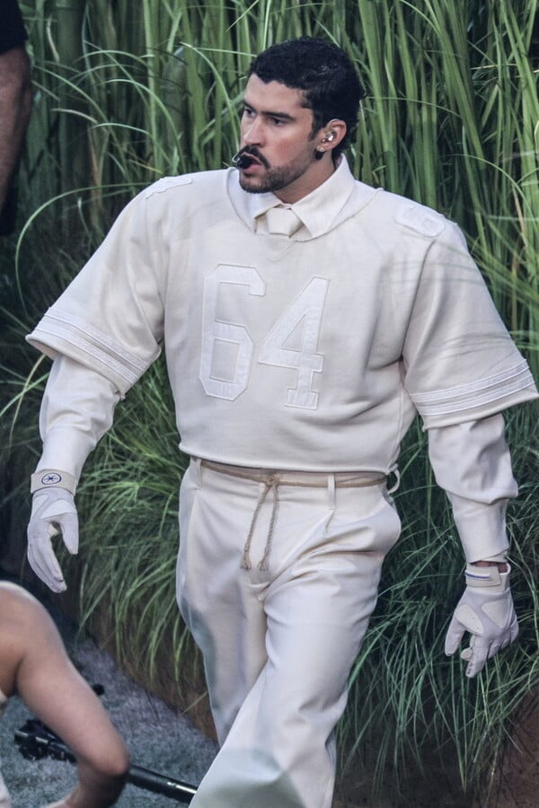 Ο Bad Bunny επέλεξε Zara outfit για το Super Bowl και όχι τυχαία