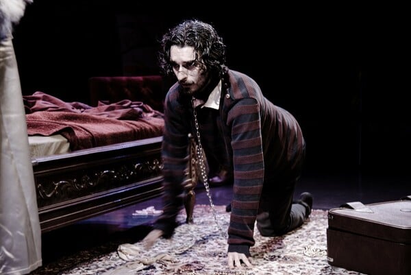 «Το ξενοδοχείο “Η νύχτα που πέφτει”»: Ένα άγνωστο έργο του Νάνου Βαλαωρίτη ανεβαίνει στον Πειραιά