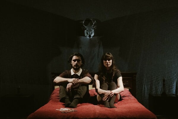 «Το ξενοδοχείο “Η νύχτα που πέφτει”»: Ένα άγνωστο έργο του Νάνου Βαλαωρίτη ανεβαίνει στον Πειραιά