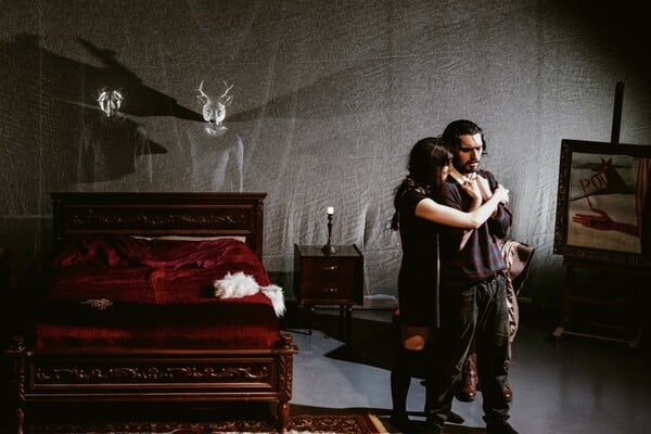 «Το ξενοδοχείο “Η νύχτα που πέφτει”»: Ένα άγνωστο έργο του Νάνου Βαλαωρίτη ανεβαίνει στον Πειραιά