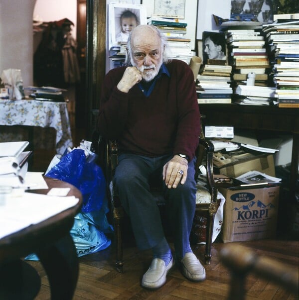 «Το ξενοδοχείο “Η νύχτα που πέφτει”»: Ένα άγνωστο έργο του Νάνου Βαλαωρίτη ανεβαίνει στον Πειραιά