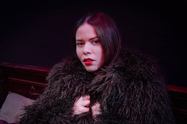 «Το ξενοδοχείο “Η νύχτα που πέφτει”»: Ένα άγνωστο έργο του Νάνου Βαλαωρίτη ανεβαίνει στον Πειραιά