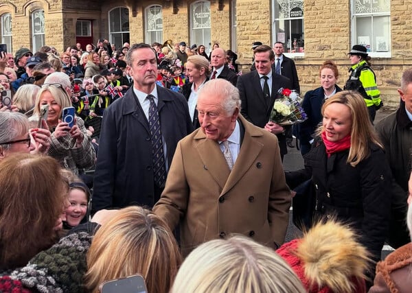 Βασιλιάς Κάρολος: «Πόσο καιρό γνωρίζεις για Άντριου και Έπσταϊν;» - Αποδοκιμασίες σε επίσημη εμφάνισή του