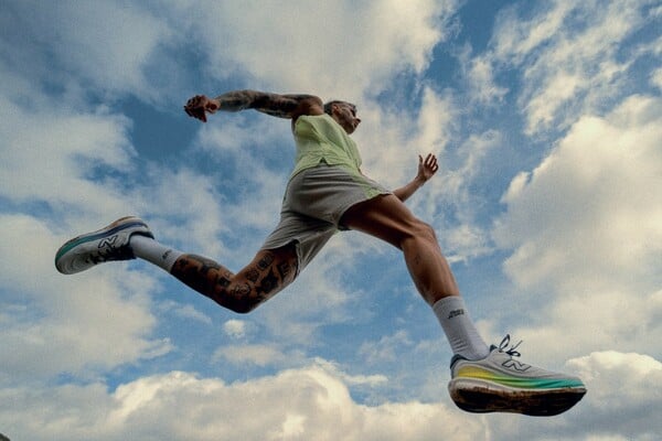 Γιατί το νέο 1080 της New Balance είναι ακριβώς αυτό που ξέρεις και εμπιστεύεσαι από ένα everyday running shoe — απλώς σε ένα εντελώς νέο επίπεδο.