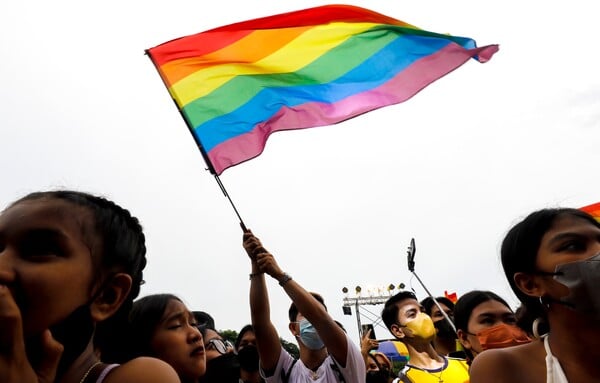 ΦΙΛΙΠΠΙΝΕΣ ΟΜΟΦΥΛΑ ΖΕΥΓΑΡΙΑ ΚΟΙΝΗ ΙΔΙΟΚΤΗΣΙΑ