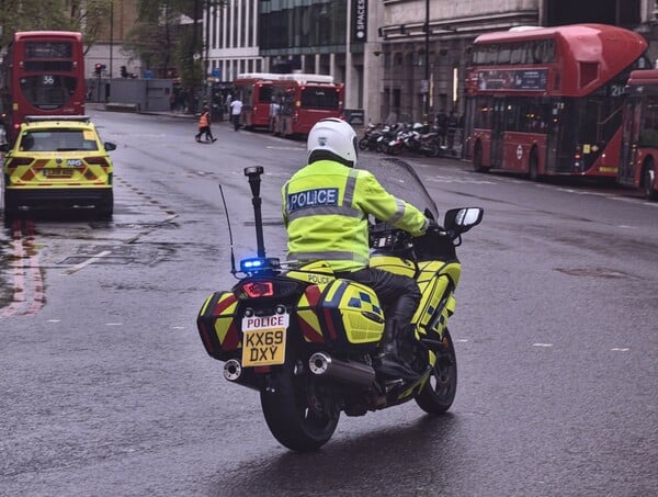 ΛΟΝΔΙΝΟ ΕΠΙΘΕΣΗ ΜΑΧΑΙΡΙ ΜΑΘΗΤΕΣ ΣΧΟΛΕΙΟ