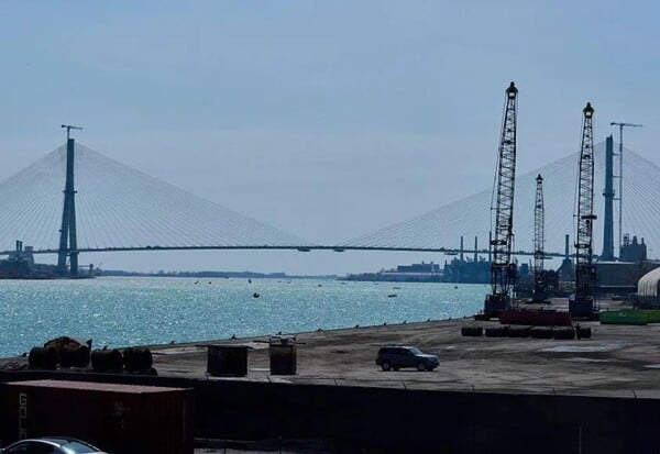 Ο Τραμπ τα βάζει ξανά με τον Καναδά και απειλεί υπό κατασκευή γέφυρα - «Αξίζουμε σεβασμό»