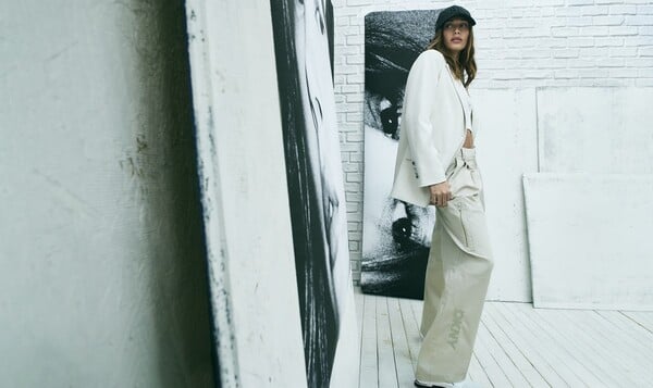 Η DKNY παρουσιάζει την καμπάνια Άνοιξη 2026 με πρωταγωνίστρια τη Hailey Bieber