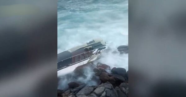 Ελαφόνησος: Θαλαμηγός προσέκρουσε σε βράχια και διαλύθηκε - Βίντεο από το ατύχημα