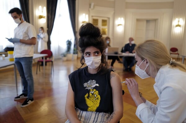 Covid: Οι επιστήμονες εντόπισαν το πρόβλημα στα εμβόλια AstraZeneca και Johnson and Johnson