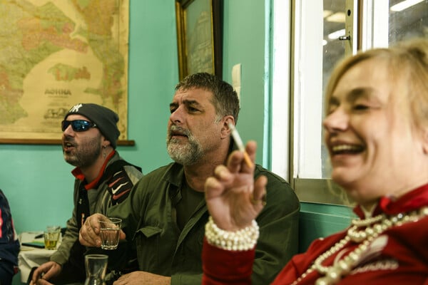 Οι πρώτες φωτογραφίες από τον «Σωσμένο» του Έντουαρντ Μποντ με τον Βασίλη Μπισμπίκη και τη Λένα Κιτσοπούλου 