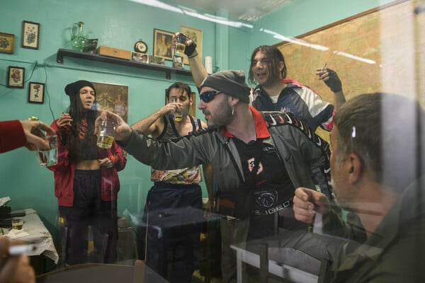 Οι πρώτες φωτογραφίες από τον «Σωσμένο» του Έντουαρντ Μποντ με τον Βασίλη Μπισμπίκη και τη Λένα Κιτσοπούλου 