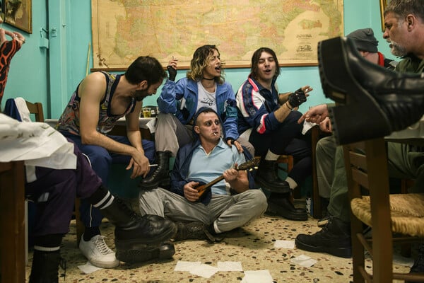 Οι πρώτες φωτογραφίες από τον «Σωσμένο» του Έντουαρντ Μποντ με τον Βασίλη Μπισμπίκη και τη Λένα Κιτσοπούλου 