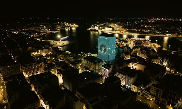 Γιατί άλλαξε χρώμα ο Πύργος Πειραιά 