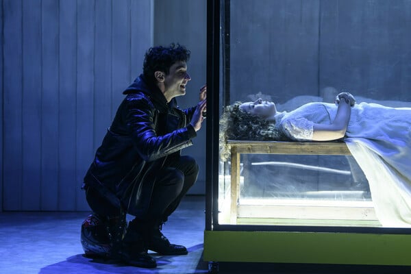 Αθανασία ή μια ιστορία ιδιοφυούς εξαπάτησης σε ένα νέο θεατρικό έργο