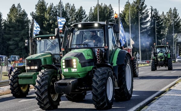 Αγρότες: Φτάνουν στην Αθήνα - Μεταφέρουν τα τρακτέρ με φορτηγά, έρχονται με λεωφορεία, πλοία και ΙΧ