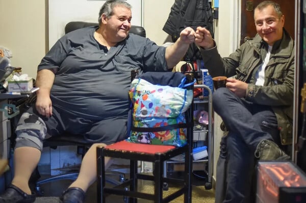 Κώστας Μακέδος: «Στο σπίτι όλα λειτουργούν με τηλεκοντρόλ γιατί δεν μπορώ να κουνηθώ»