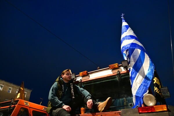 Αγρότες: «Θα συνεχίσουμε τον αγώνα μας» - Διανυκτέρευσαν με τα τρακτέρ έξω από τη Βουλή