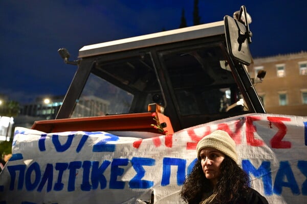 Αγρότες: «Θα συνεχίσουμε τον αγώνα μας» - Διανυκτέρευσαν με τα τρακτέρ έξω από τη Βουλή