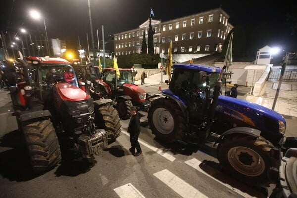 Αγρότες: «Θα συνεχίσουμε τον αγώνα μας» - Διανυκτέρευσαν με τα τρακτέρ έξω από τη Βουλή