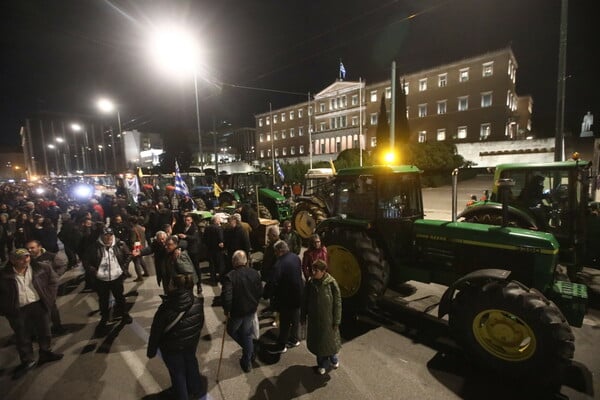 Αγρότες: «Θα συνεχίσουμε τον αγώνα μας» - Διανυκτέρευσαν με τα τρακτέρ έξω από τη Βουλή