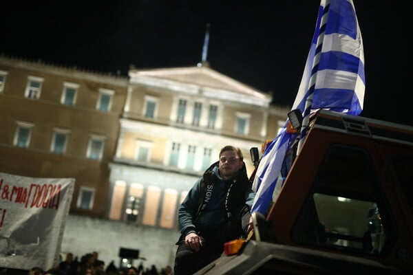 Αγρότες: «Θα συνεχίσουμε τον αγώνα μας» - Διανυκτέρευσαν με τα τρακτέρ έξω από τη Βουλή