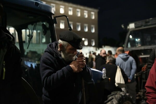 Αγρότες: «Θα συνεχίσουμε τον αγώνα μας» - Διανυκτέρευσαν με τα τρακτέρ έξω από τη Βουλή