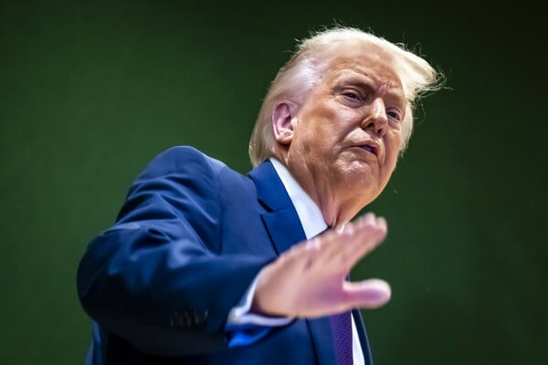 Ντόναλντ Τραμπ: «Η αλλαγή καθεστώτος στο Ιράν είναι το καλύτερο πράγμα που θα μπορούσε να συμβεί»