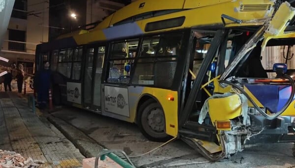 Τρόλεϊ έπεσε πάνω σε πολυκατοικία στα Πετράλωνα