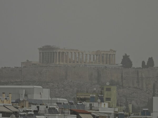 Σε «πορτοκαλί» κλοιό η Αθήνα - Μεγάλες συγκεντρώσεις αφρικανικής σκόνης στην ατμόσφαιρα