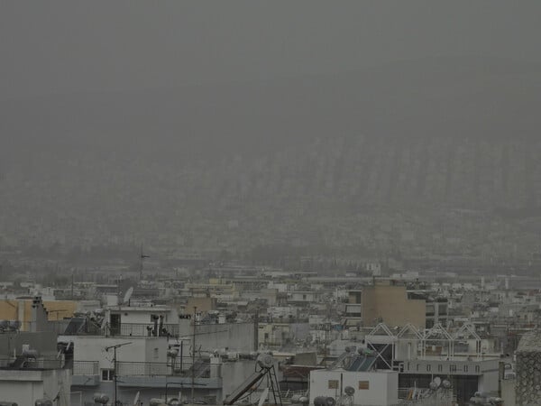 Σε «πορτοκαλί» κλοιό η Αθήνα - Μεγάλες συγκεντρώσεις αφρικανικής σκόνης στην ατμόσφαιρα