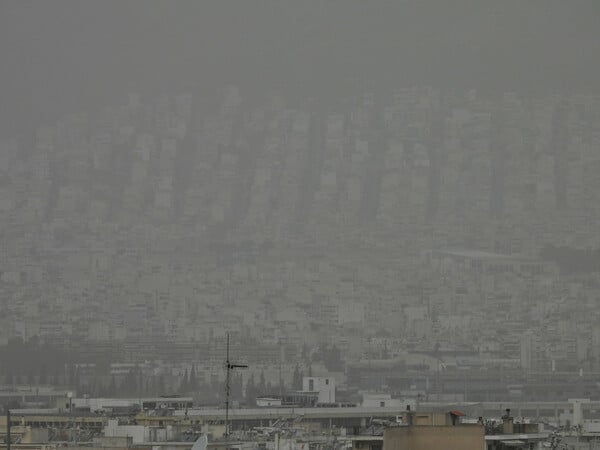 Σε «πορτοκαλί» κλοιό η Αθήνα - Μεγάλες συγκεντρώσεις αφρικανικής σκόνης στην ατμόσφαιρα