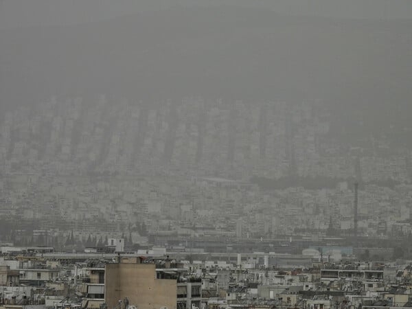 Σε «πορτοκαλί» κλοιό η Αθήνα - Μεγάλες συγκεντρώσεις αφρικανικής σκόνης στην ατμόσφαιρα