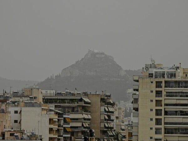 Σε «πορτοκαλί» κλοιό η Αθήνα - Μεγάλες συγκεντρώσεις αφρικανικής σκόνης στην ατμόσφαιρα