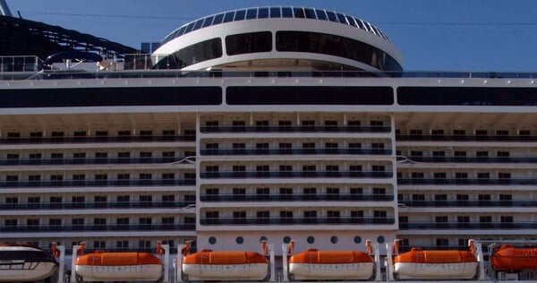 Ακυβέρνητο κρουαζιερόπλοιο λόγω βλάβης στο λιμάνι του Πειραιά