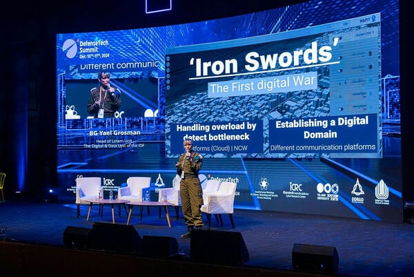 Οι επιχειρήσεις της ICE θυμίζουν όλο και περισσότερο την ισραηλινή κατοχή. Αυτό δεν είναι σύμπτωση. 