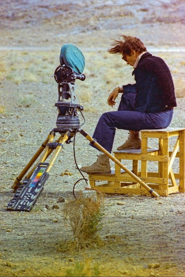 *Γι’ αυτό το δέρμα πάντα θα πληρώνεις/ένα πολυπόστ του Πάνου Μιχαήλ