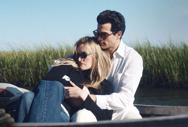 Έρωτας στη σκιά της κατάρας των Κένεντι 