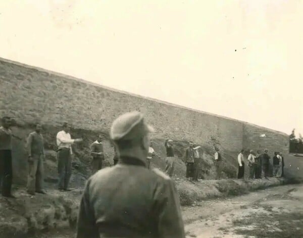 Eπικοινωνία Μενδώνη και Κακλαμάνη για τις φωτογραφίες από την εκτέλεση των 200 στην Καισαριανή