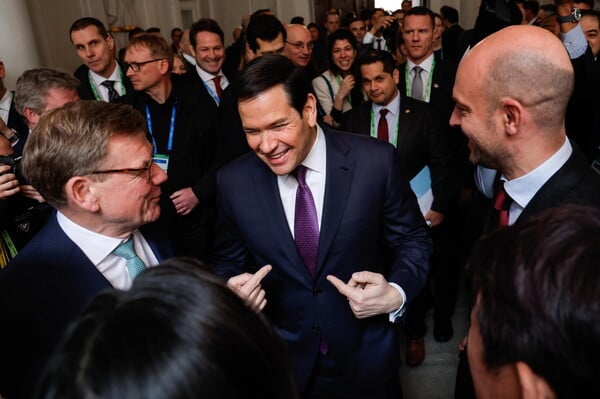 Ένα αφελές και θλιβερό χειροκρότημα